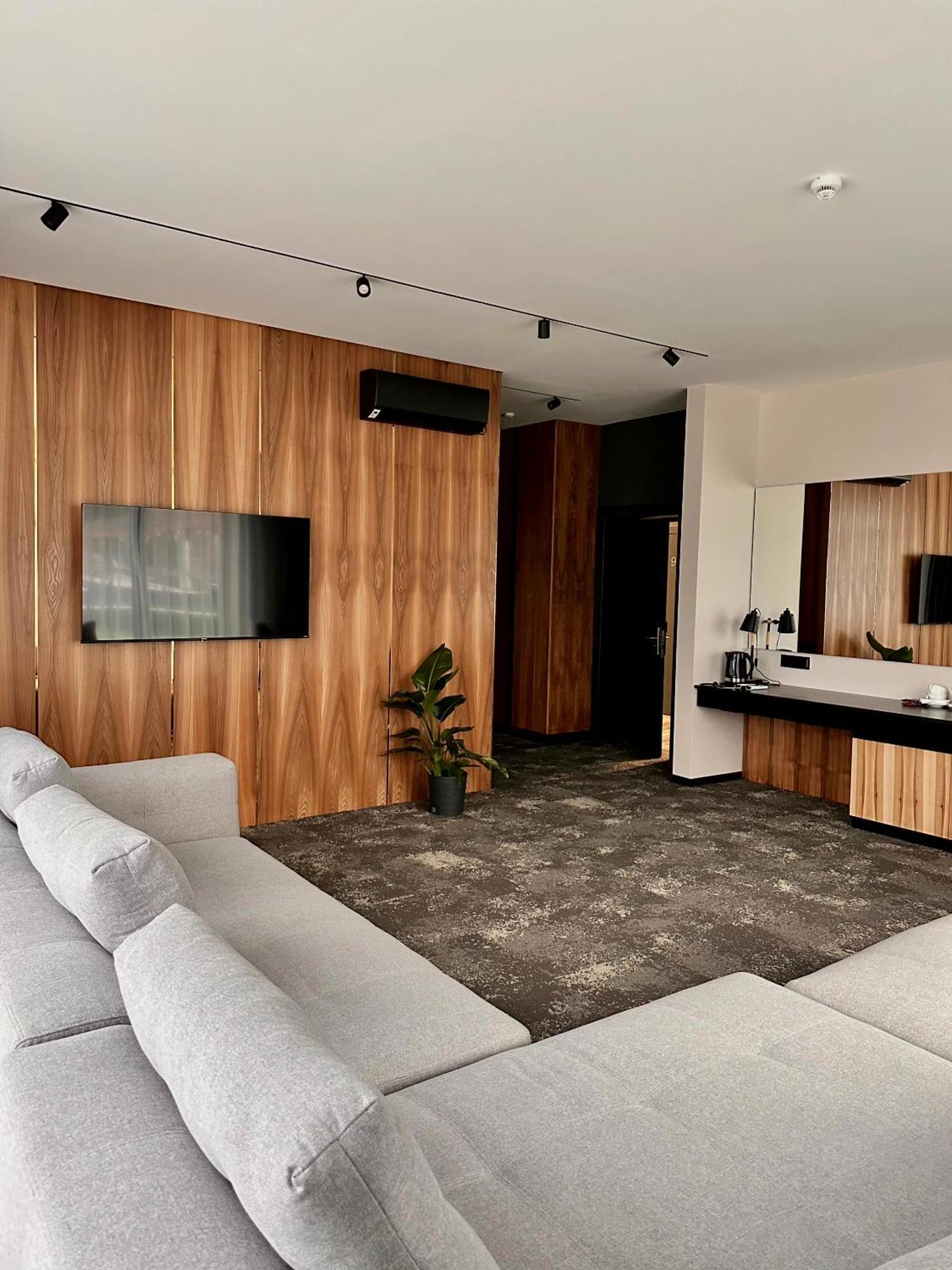 Hotel Golden Lion & Spa Tynnoye エクステリア 写真